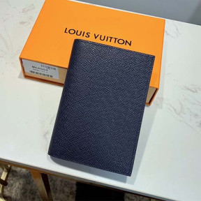 루이비* 사피아노 여권지갑 M64504