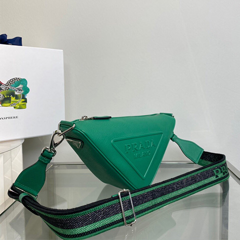프라다 크로스 그레인 트라이앵글 백 2VH155