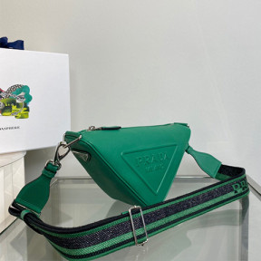 프라다 크로스 그레인 트라이앵글 백 2VH155