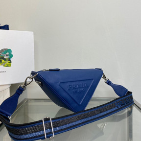 프라다 크로스 그레인 트라이앵글 백 2VH155