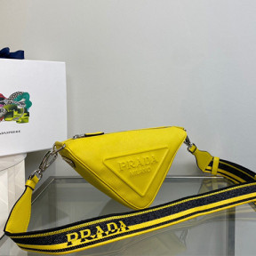 프라다 크로스 그레인 트라이앵글 백 2VH155