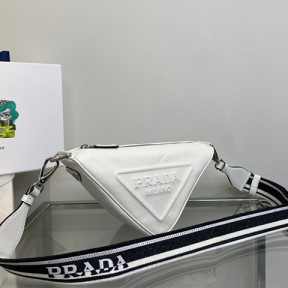 프라다 크로스 그레인 트라이앵글 백 2VH155