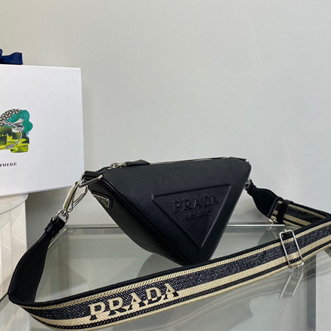 프라다 크로스 그레인 트라이앵글 백 2VH155