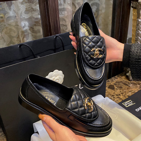 CC로고 퀄팅 램스킨 턴락 블랙 로퍼