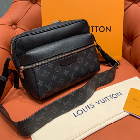 루이비통 아웃도어 메신저백 크로스백 M30233