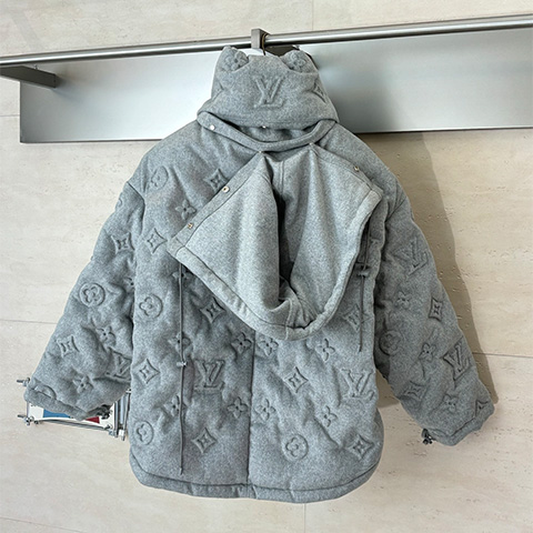 루이비통 모노그램 엠보싱 다운 후드 퍼퍼 자켓